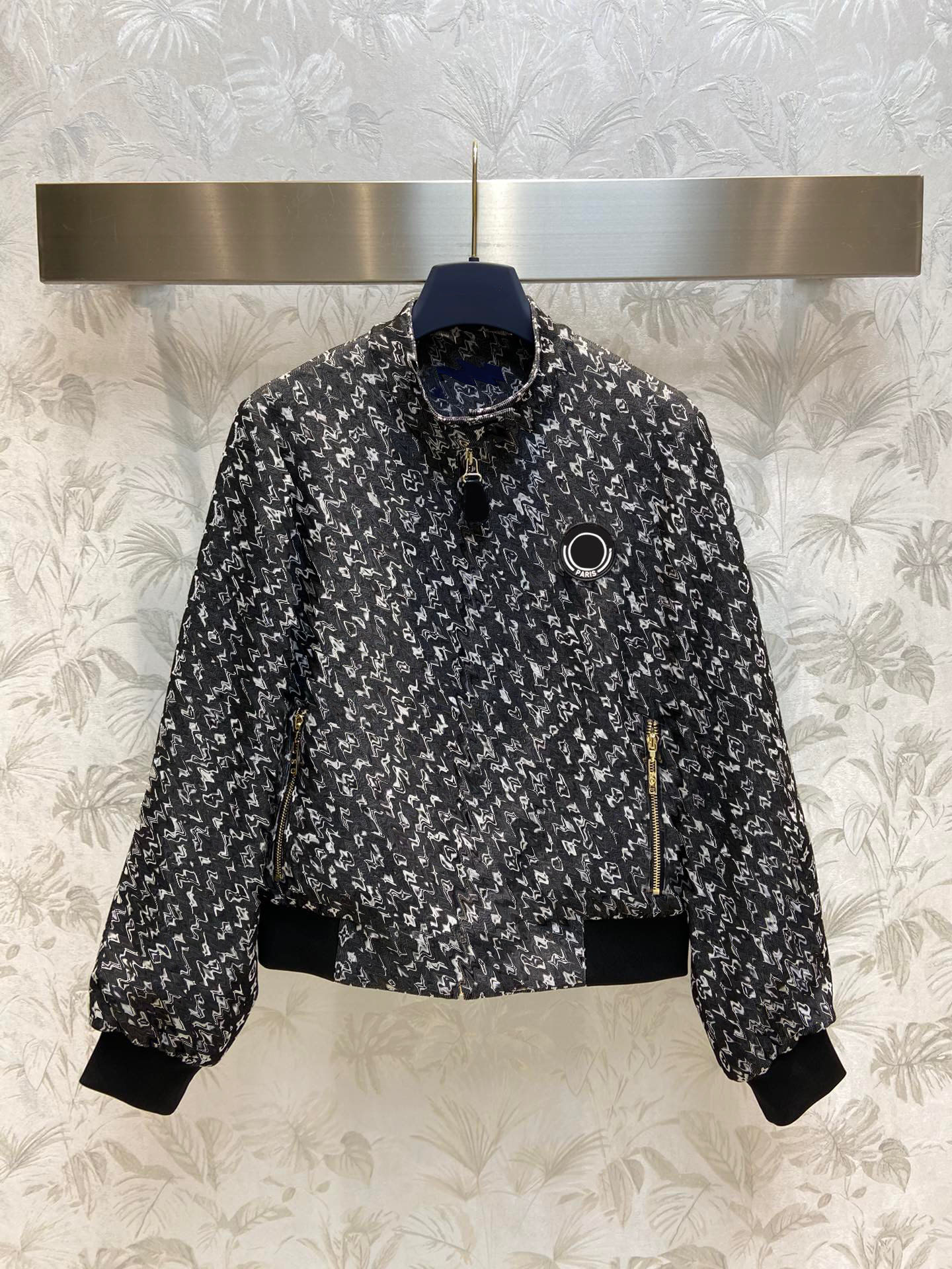 2023 Women's Jackets Designer Women Spring Stand Collar Badge Coat Jackets Zip Up Long Sleeve Casual Black Fashion Jacket, Short
2023 Women's Jackets Designer Women Spring Stand Collar Badge Coat Jackets Zip Up Long Sleeve Casual Black Fashion Jacket, Short