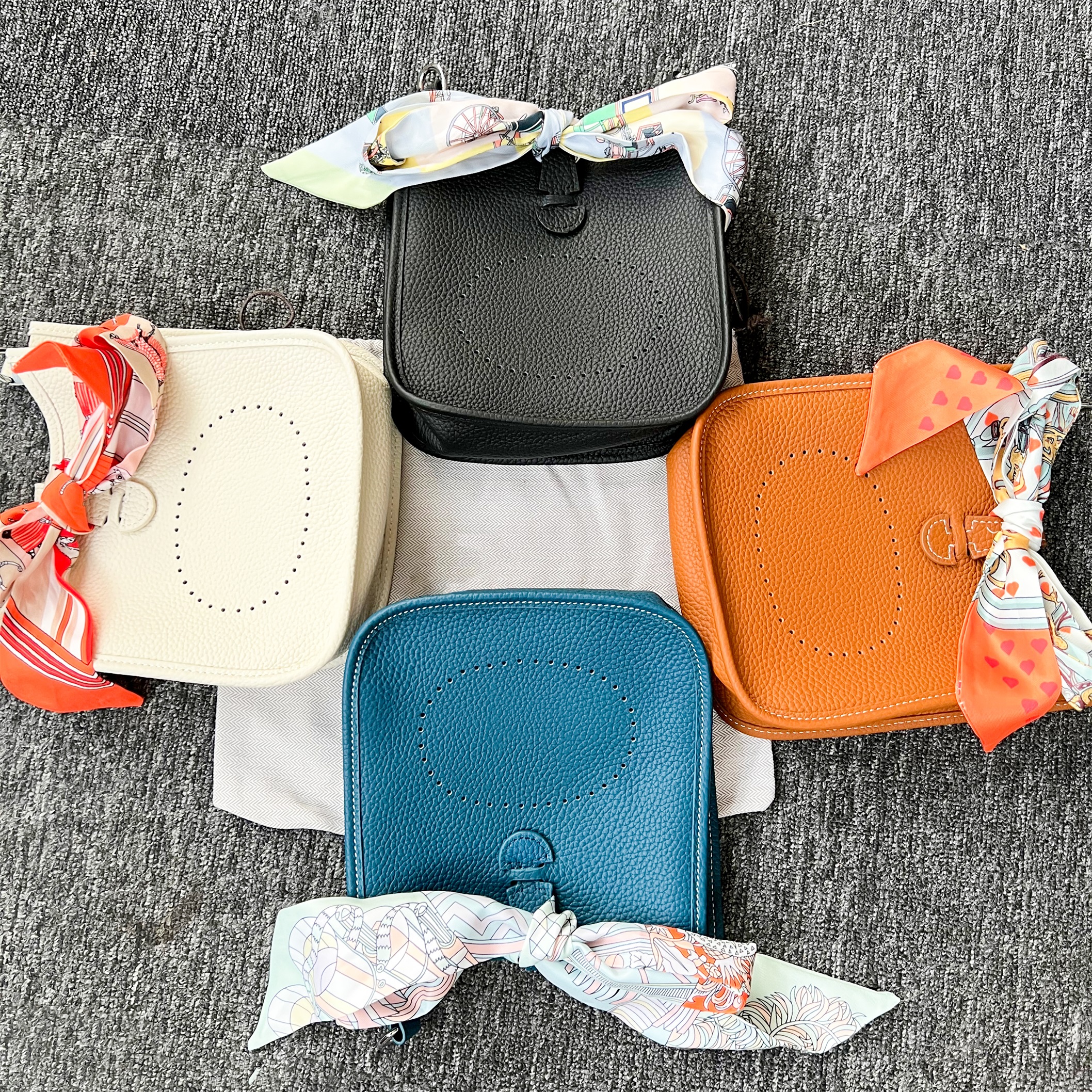 Luxury Designer High quality Genuine leather Bag Cross Body hobo Women's men handbags tote fashion totes wallet handbag Shoulder city original sling pochette strap, White
Luxury Designer High quality Genuine leather Bag Cross Body hobo Women's men handbags tote fashion totes wallet handbag Shoulder city original sling pochette strap, White