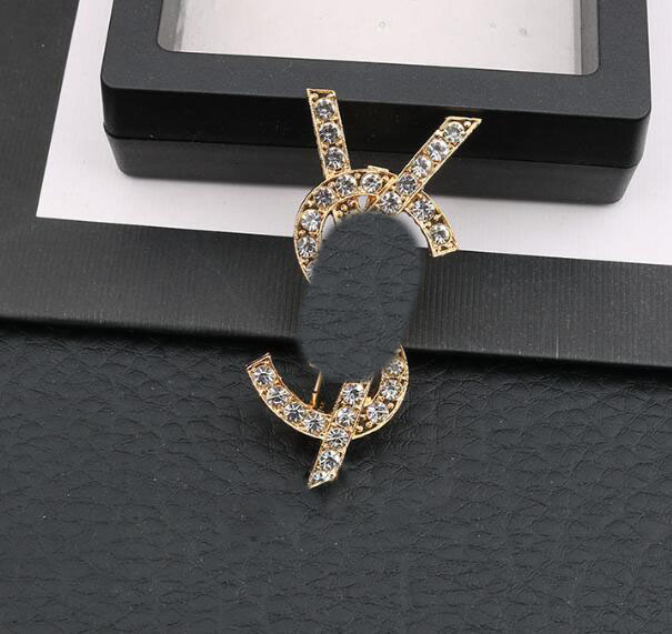 Famous Design Brand Luxurys Desinger Brooch Women Rhinestone Pearl Letter Brooches Suit Pin Fashion Jewelry Clothing Decoration
Famous Design Brand Luxurys Desinger Brooch Women Rhinestone Pearl Letter Brooches Suit Pin Fashion Jewelry Clothing Decoration