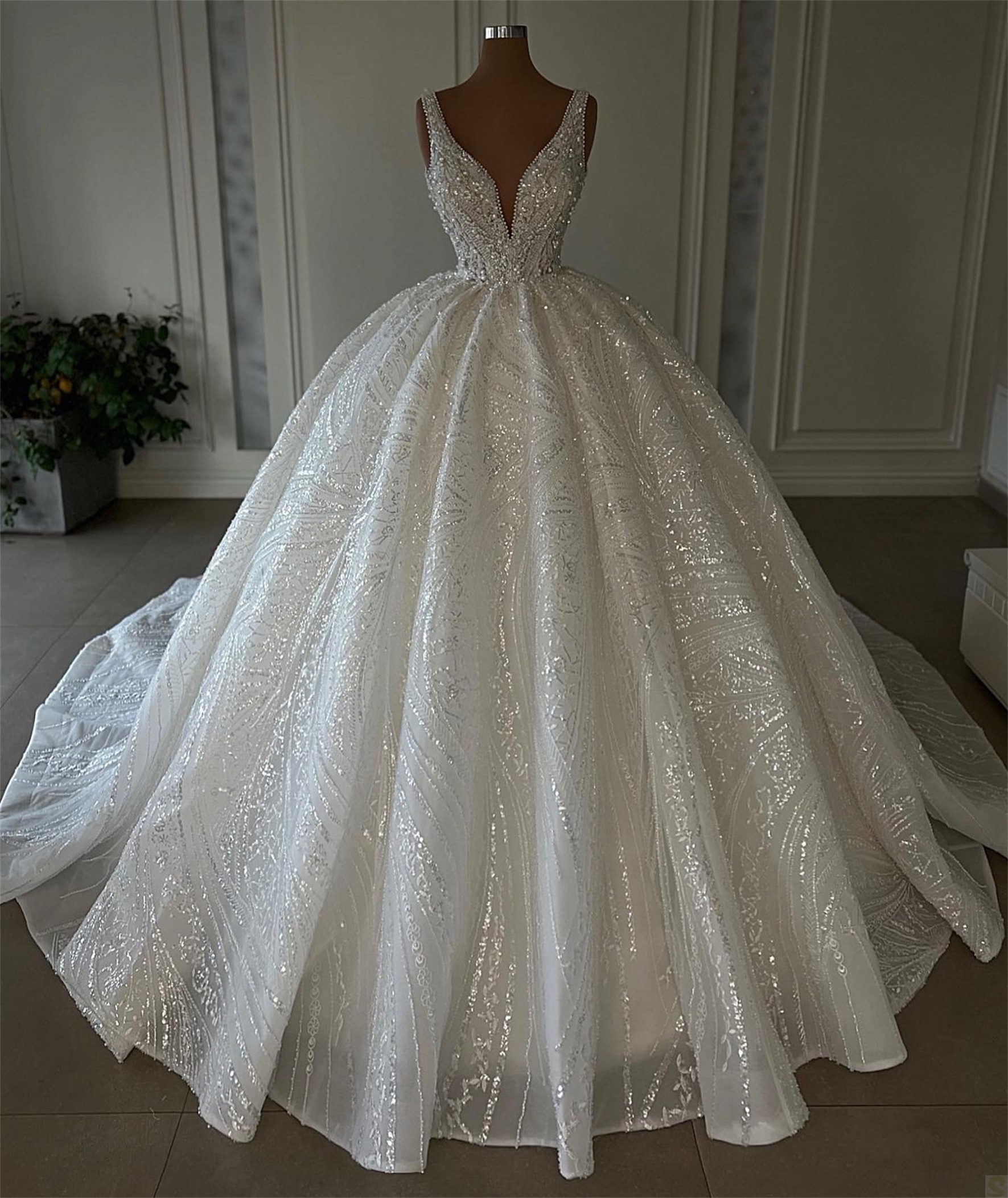 Ball Sparkly Gown Wedding Dress Tailored Beads V Neck Sleeveless Bridal Gowns Ruffles Sweep Train Bride Dresses s es