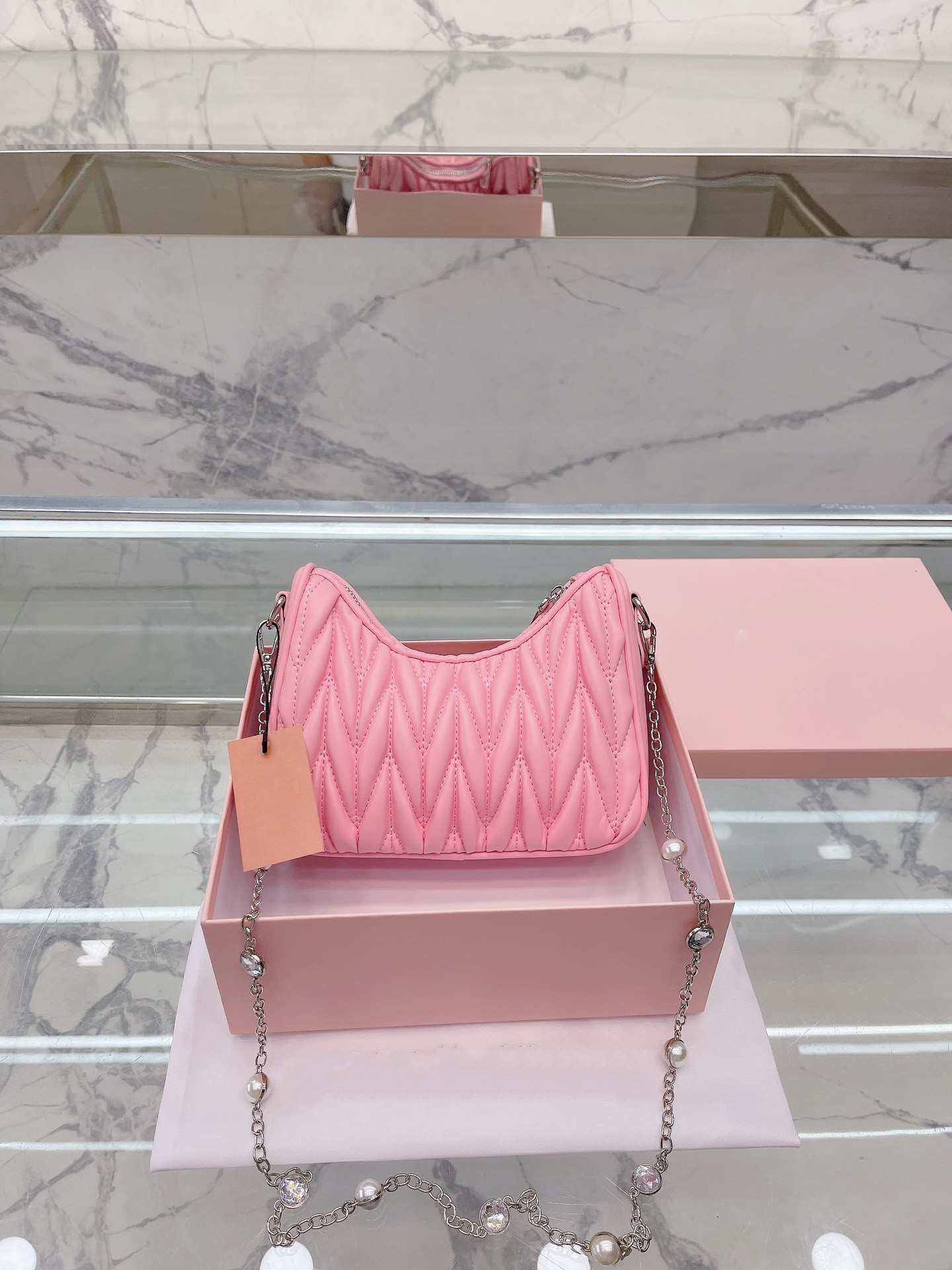 miu 2023 miu designer bag Single shoulder bag women's new brand letter OOTD fashion dinner Metal buckle chain diagonal bag mini handbag birthday F6VB, Pink
miu 2023 miu designer bag Single shoulder bag women's new brand letter OOTD fashion dinner Metal buckle chain diagonal bag mini handbag birthday F6VB, Pink