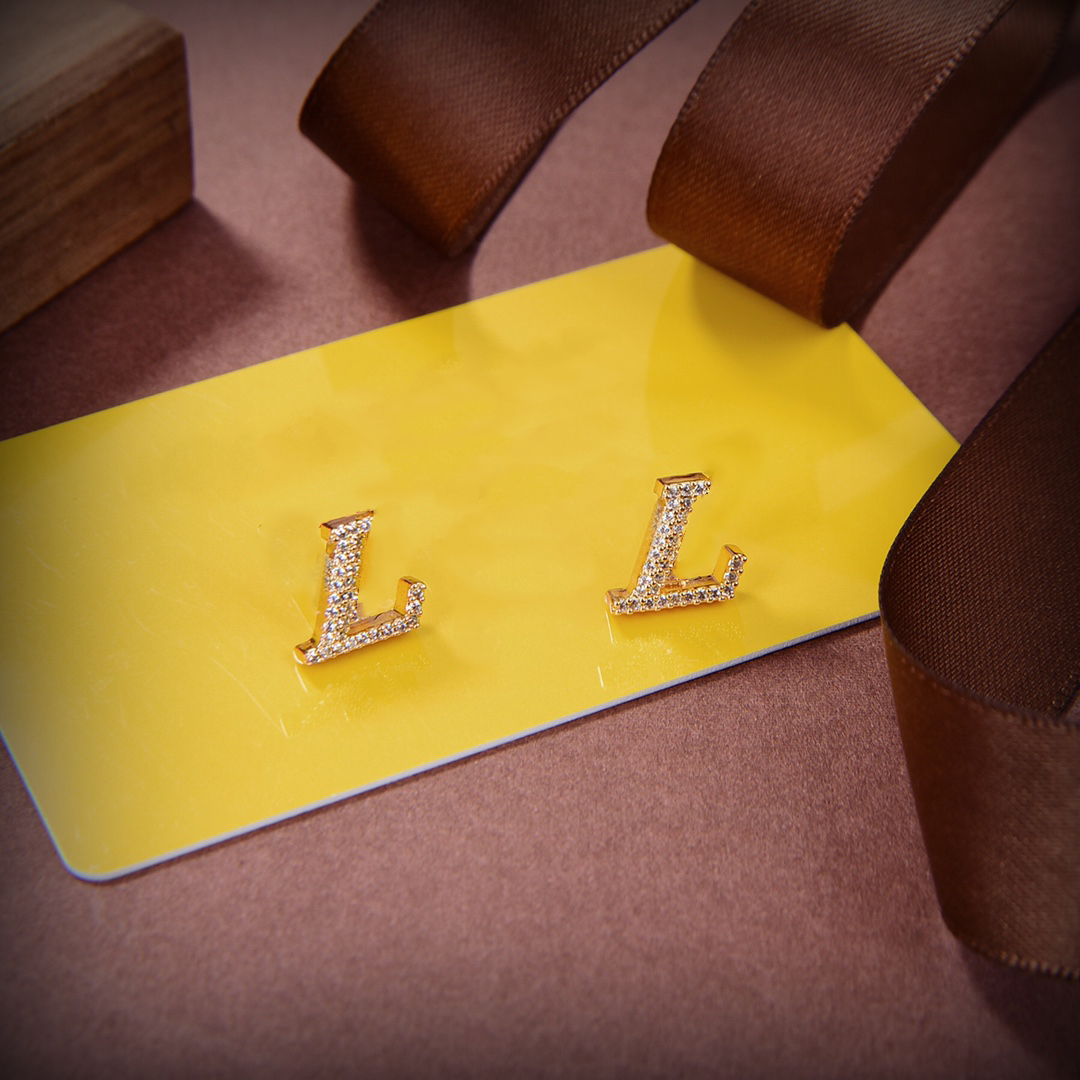 LW Diamond studs for woman designer Earrings ladys jewelry Gold plated 18K for man official reproductions classic style crystal exquisite gift with box 007
LW Diamond studs for woman designer Earrings ladys jewelry Gold plated 18K for man official reproductions classic style crystal exquisite gift with box 007