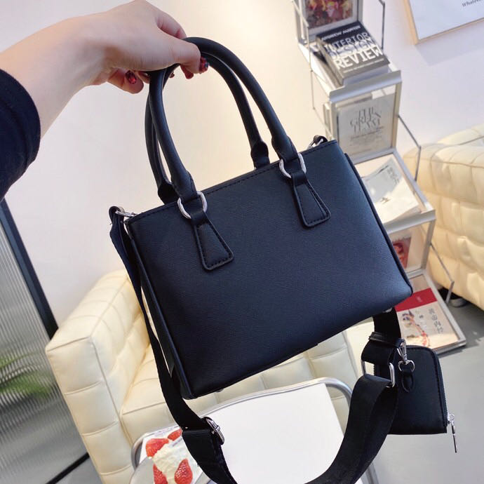 Fashion Leather Messenger Bags All-match Western-style mirror small bag women's new trendy patent leather glossy diamond single shoulder tote packet 296#, Blue 296
Fashion Leather Messenger Bags All-match Western-style mirror small bag women's new trendy patent leather glossy diamond single shoulder tote packet 296#, Blue 296