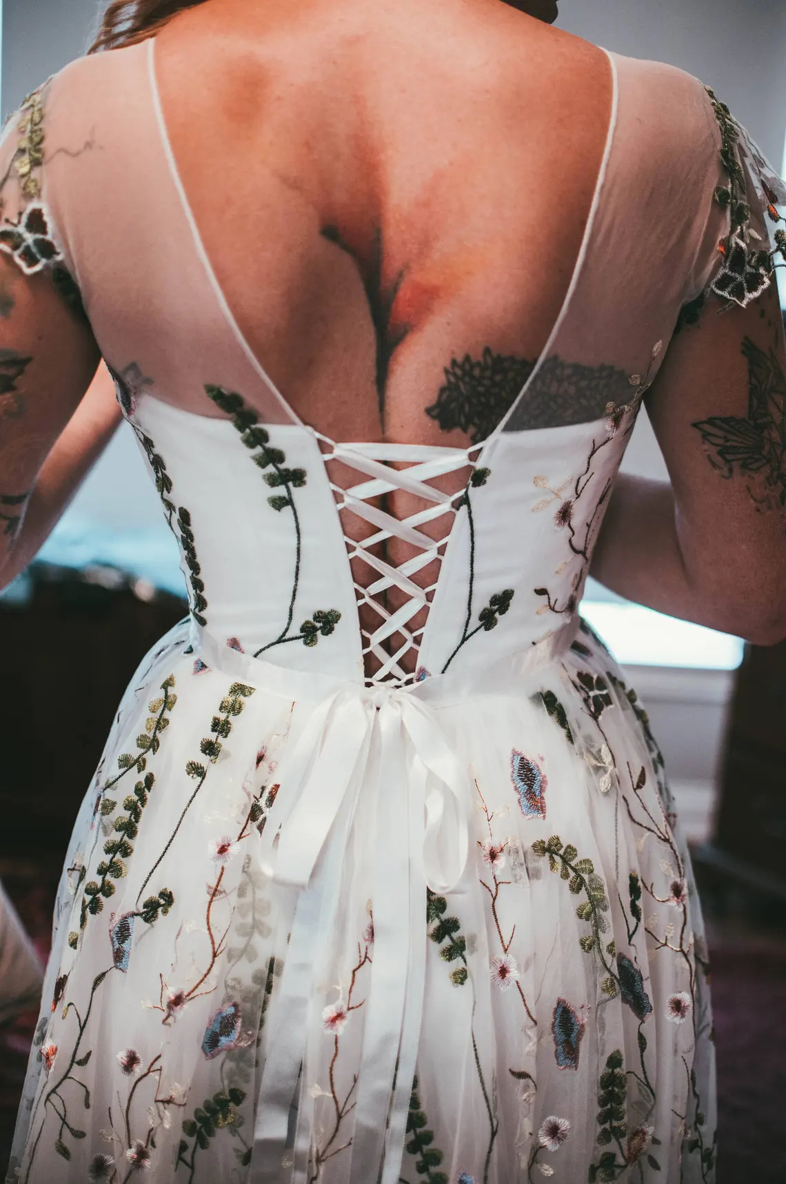 Spring Floral Lace A-Line Wedding Dresses Colorful Embroidery Long Sleeves Country Bridal Gowns Jewel Neck Sweep Train Lace-Up Back Garden Vestido De 