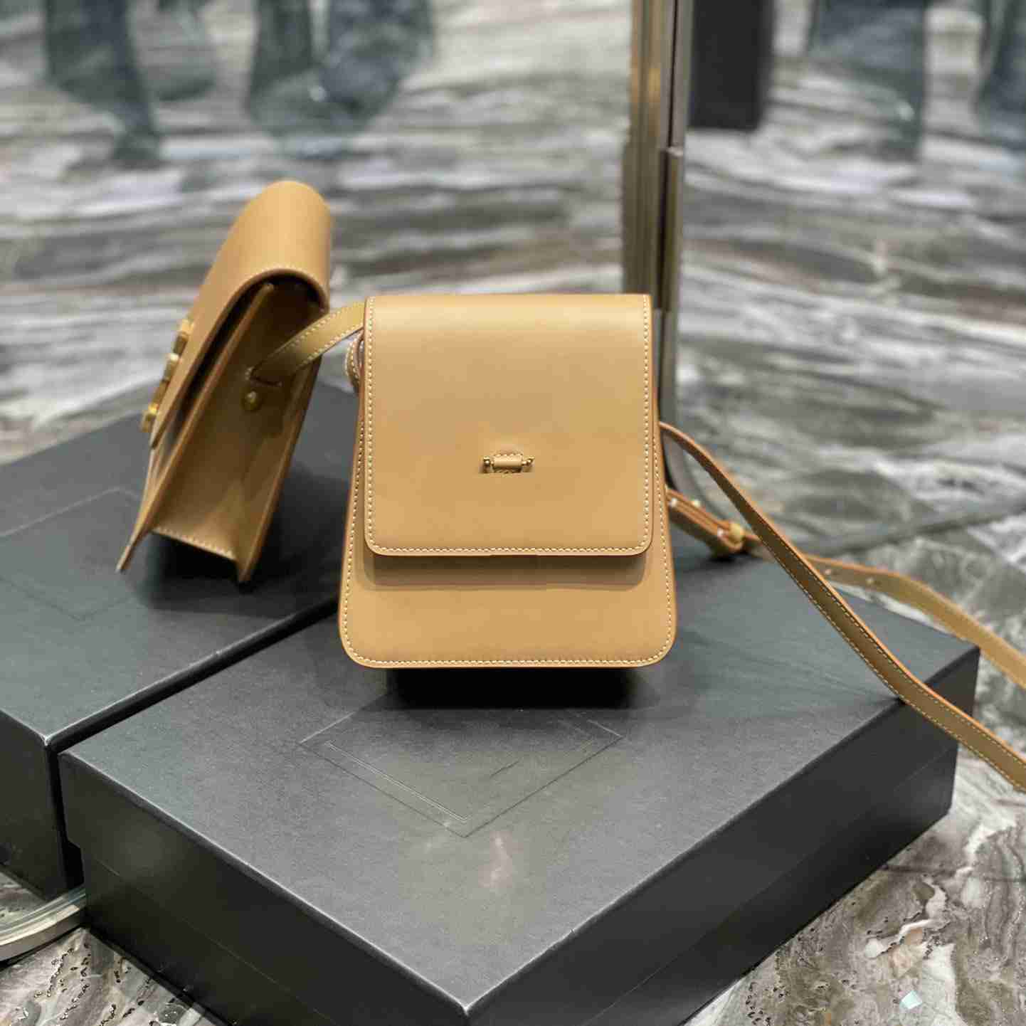 Fashionable Blocking Ladies Purse Phone Case Women Wallet Genuine Leather with Metal Buckle, Camel
Fashionable Blocking Ladies Purse Phone Case Women Wallet Genuine Leather with Metal Buckle, Camel
