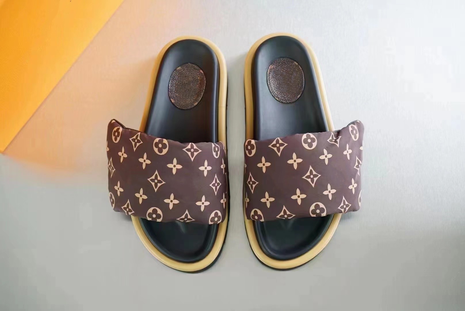 Slippers Fashion women's new pool flat-bottomed sandal fabric down-filled upper Slippers
Slippers Fashion women's new pool flat-bottomed sandal fabric down-filled upper Slippers