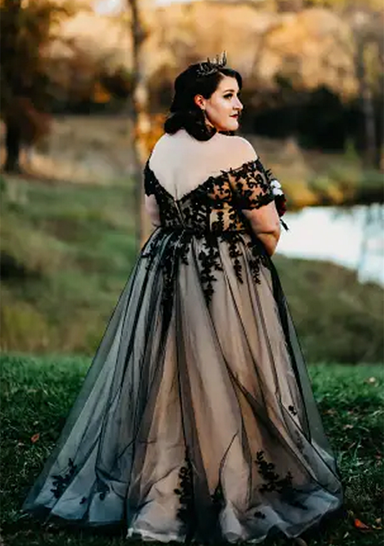 Plus Size Wedding Dress V-neck A-Line Champagne And Black Gothic Bridal Gowns Off Shoulder Lace Appliques Long Tulle Country Bride Dresses Lace Appliq