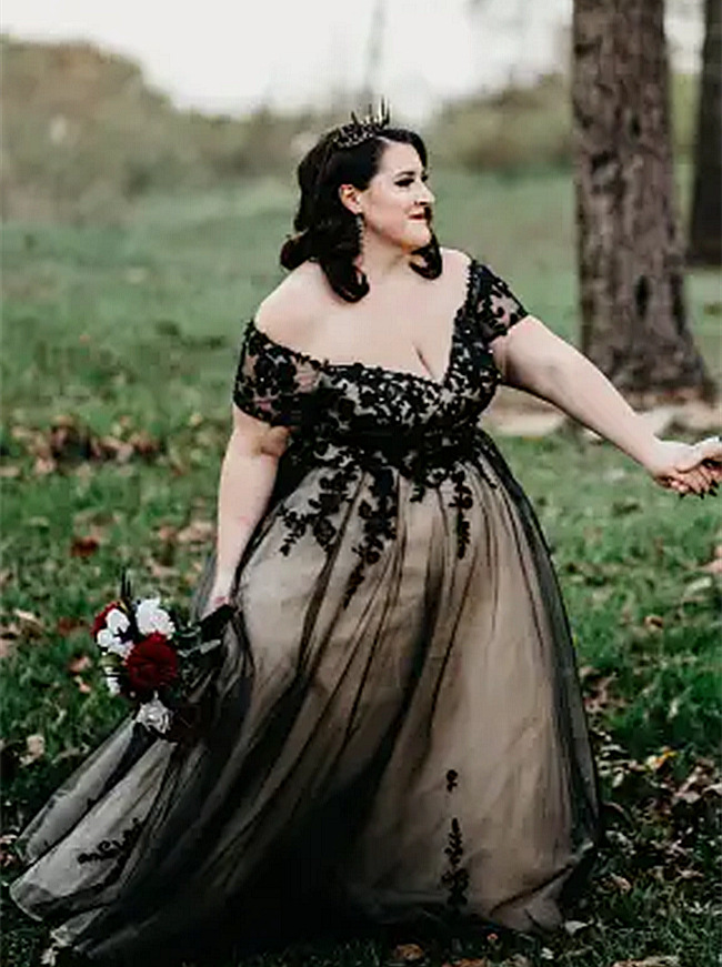 Plus Size Wedding Dress V-neck A-Line Champagne And Black Gothic Bridal Gowns Off Shoulder Lace Appliques Long Tulle Country Bride Dresses Lace Appliq
