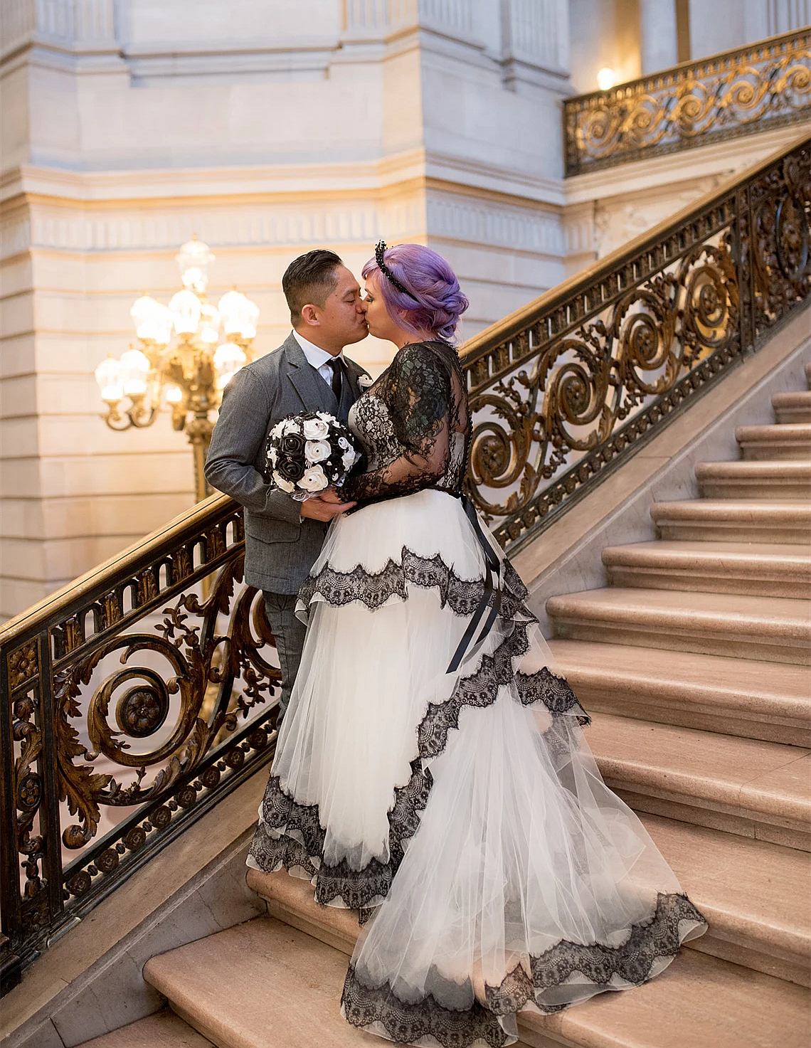 Gothic Black And Ivory Wedding Dress Lace Long Sleeves Vintage Bridal Gowns Piping Ruffle A-Line Bride Dress Custom Made 2023