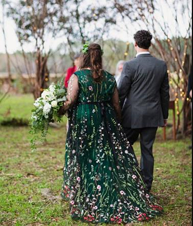 Plus Size Bohemian Wedding Dress Green And Black V-Neck A Line Empire Waist Bridal Dresses Floor Length Long Sleeves Floral Lace Bride Gowns Custom Ma