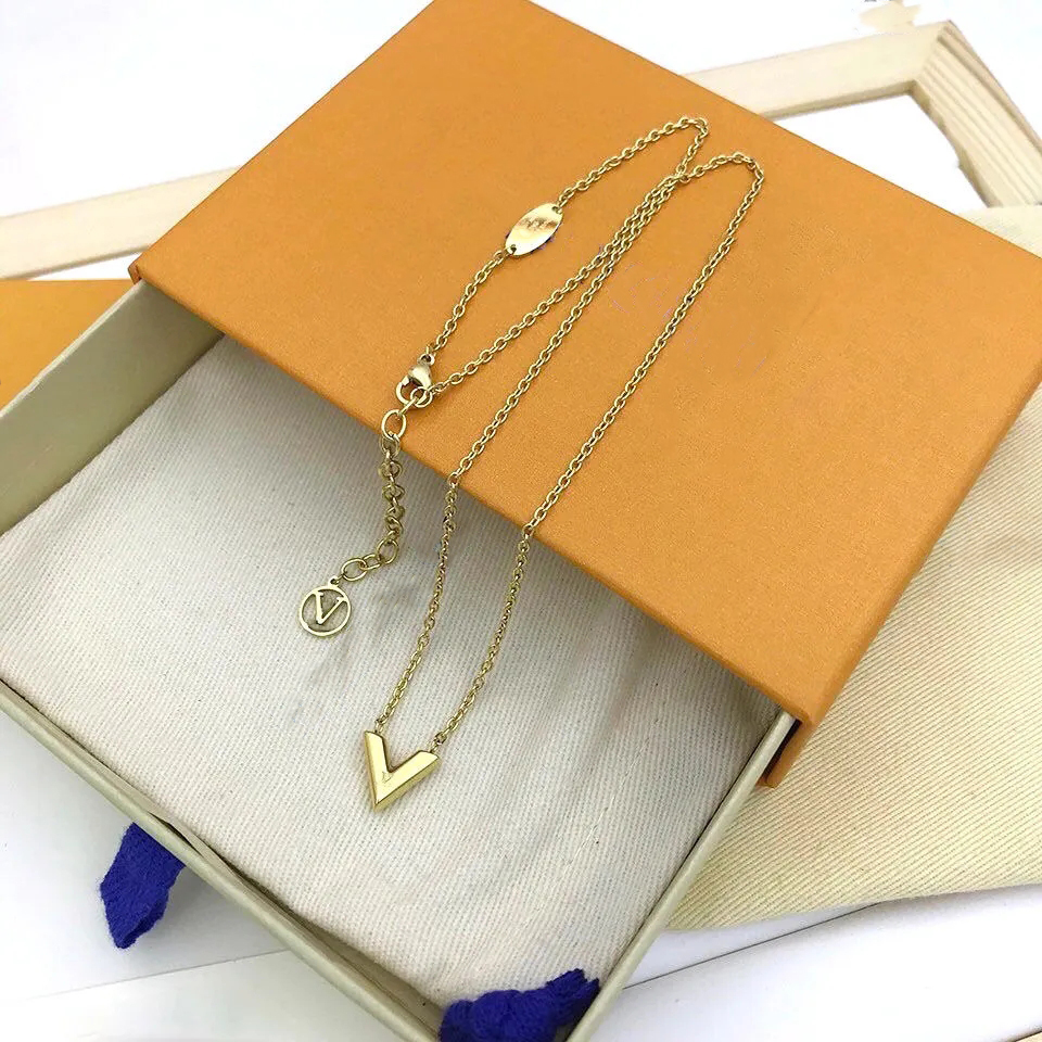 Gold high chain quality charms letter V bracelets necklaces designers jewellery bangles for mens womens nail cjewelers original packaging
Gold high chain quality charms letter V bracelets necklaces designers jewellery bangles for mens womens nail cjewelers original packaging