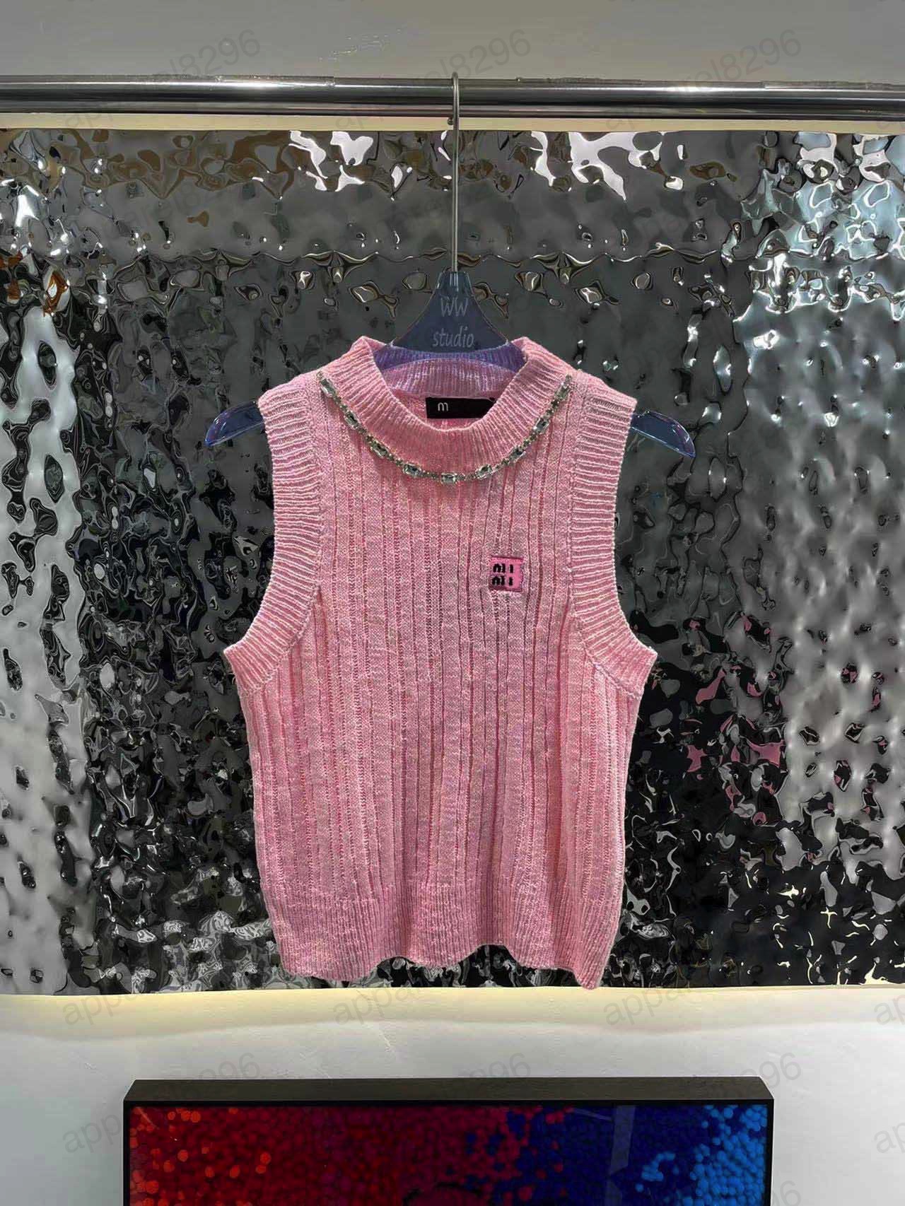 MMU 2023 Women s Sweaters Designer Luxury Fashion Logo Letter Neckline Rhinestone Trim Slim Knit Sleeveless Vest Clothing BLACK
MMU 2023 Women s Sweaters Designer Luxury Fashion Logo Letter Neckline Rhinestone Trim Slim Knit Sleeveless Vest Clothing BLACK