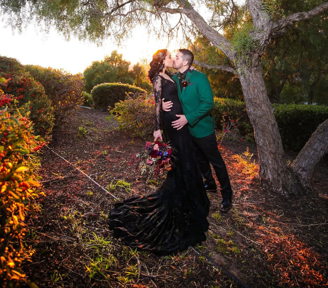 Gothic Style Black Lace Mermaid Wedding Dresses Long Sleeve Backless Country Bridal Gowns V-Neck Vintage Bride Dress Custom Made 2023