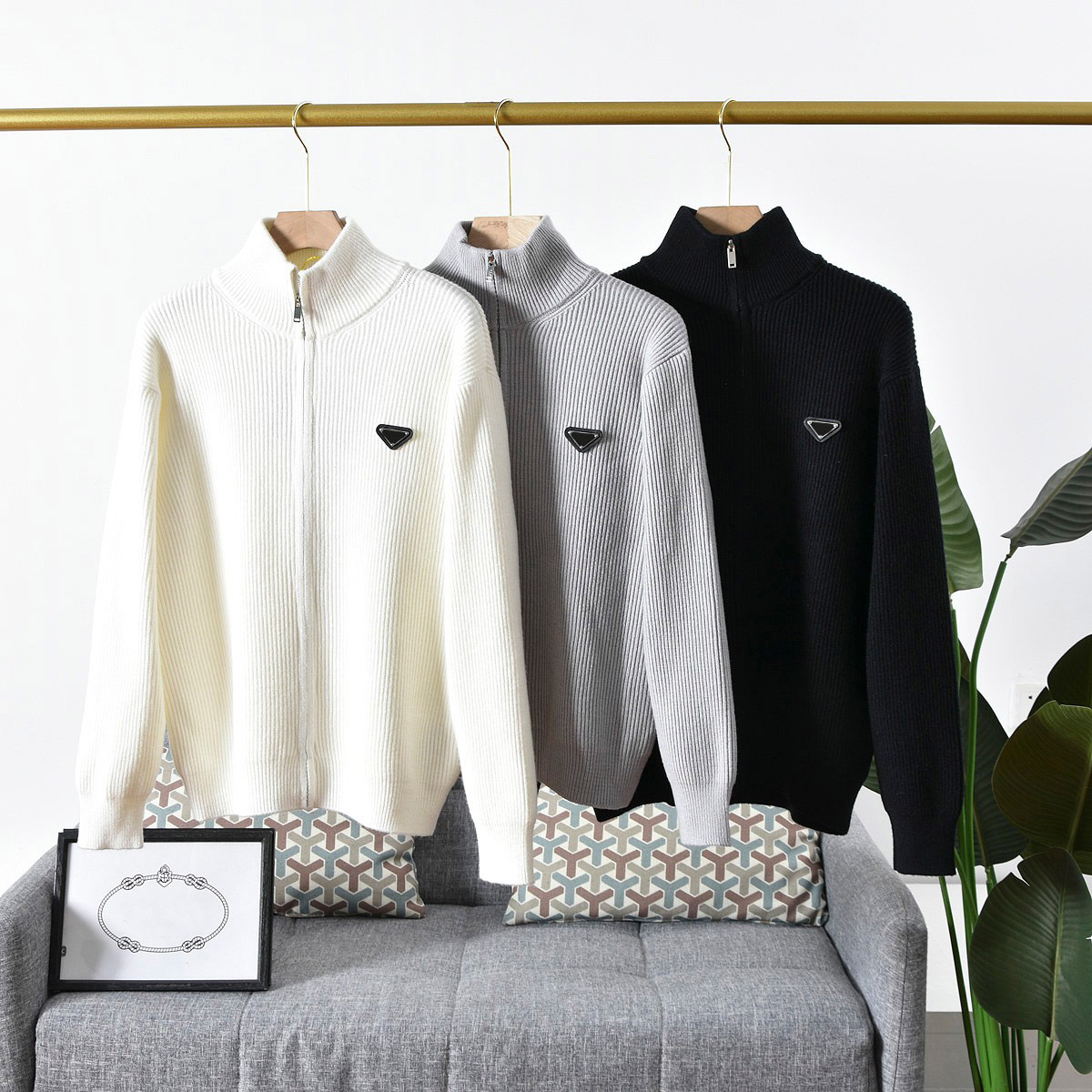 2023 men s sweater brand hip hop street jacket shirt cotton Thin Classic Stand Collar Inverted triangle embroidery spring Woolen sweater zipper coat, White
2023 men s sweater brand hip hop street jacket shirt cotton Thin Classic Stand Collar Inverted triangle embroidery spring Woolen sweater zipper coat, White