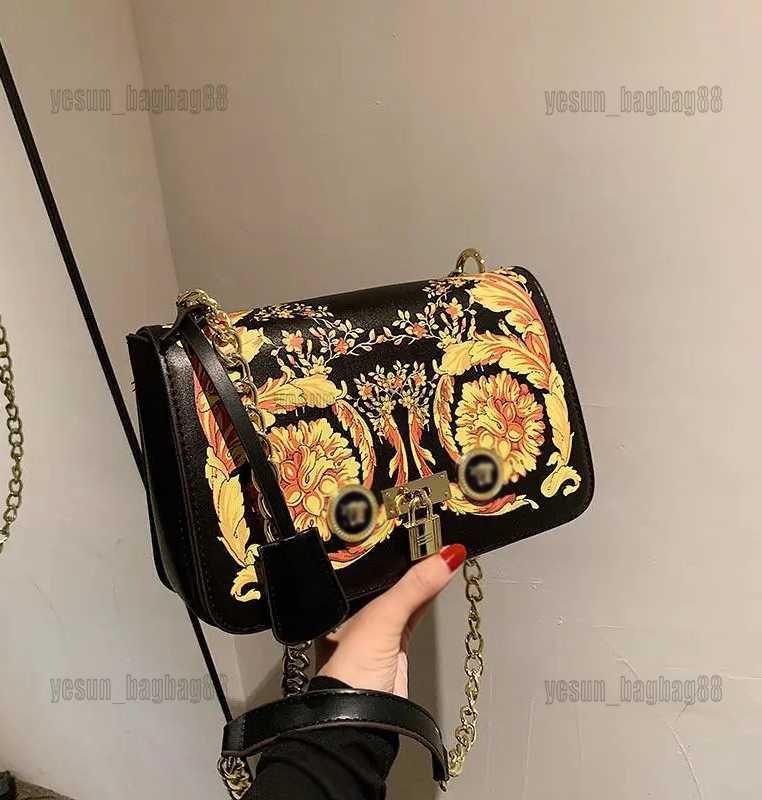 Luxury Designer Handbag Versages Graffiti Colored Drawing Tote Bag Female High-capacity Crossbody Bag Shoulder Lady Wallet Messenger Handbag
Luxury Designer Handbag Versages Graffiti Colored Drawing Tote Bag Female High-capacity Crossbody Bag Shoulder Lady Wallet Messenger Handbag