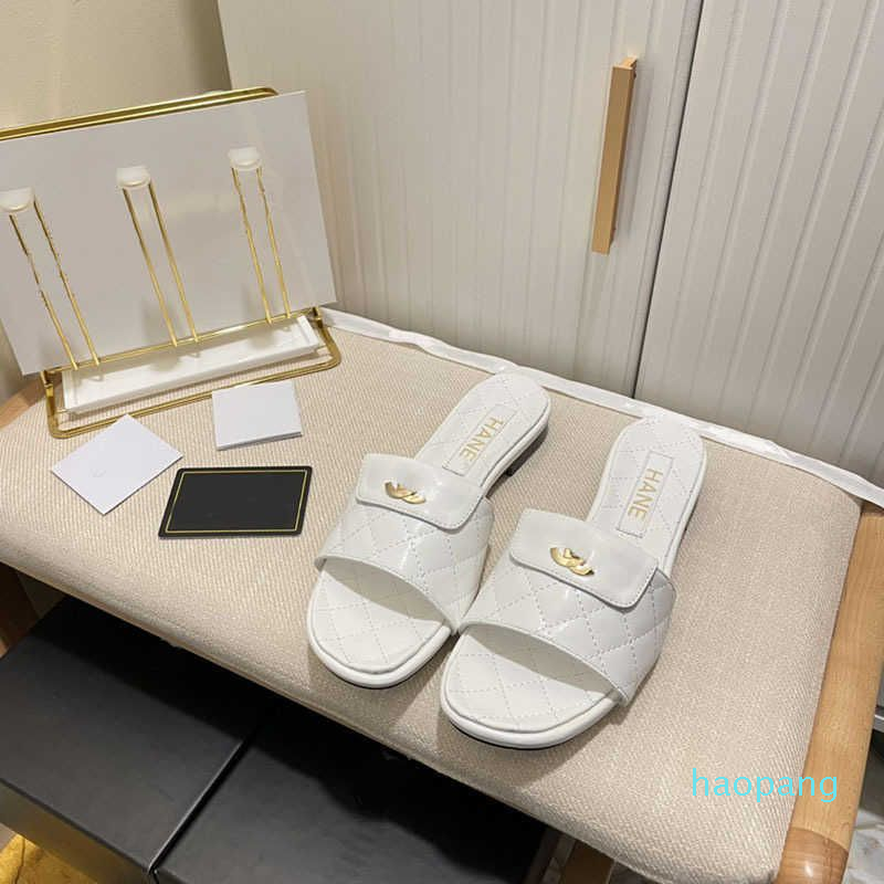 Slippers In the summer of the new style small fragrant flat bottom rhombus fashion hundred towers wear beach metal buckle, Black
Slippers In the summer of the new style small fragrant flat bottom rhombus fashion hundred towers wear beach metal buckle, Black