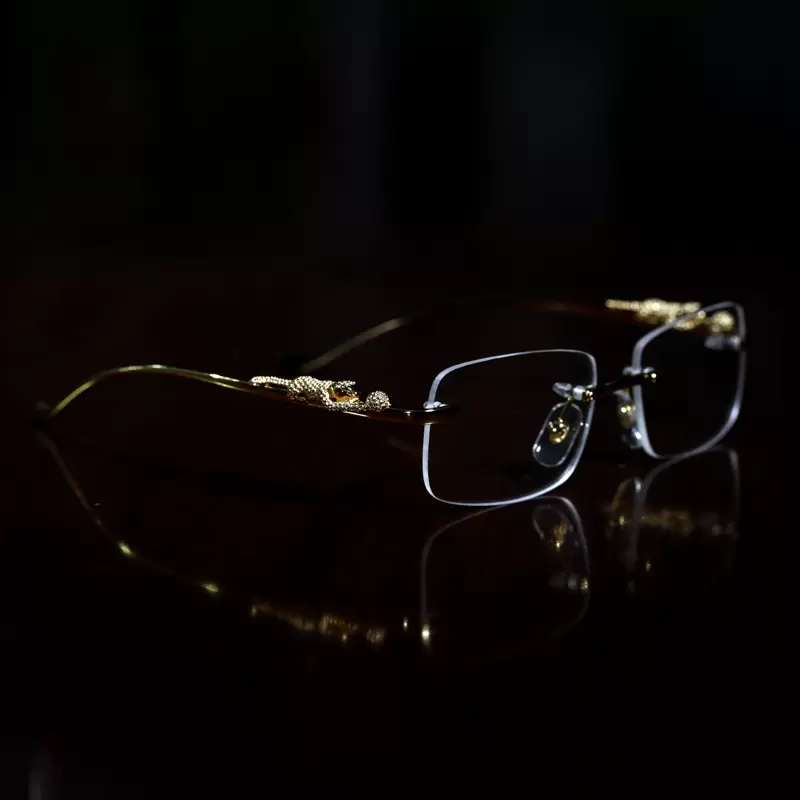 Luxury Designer Sunglasses Eyeglasses Frames Temples with Panther Heads Metal Frameless Full Rim Semi Rimless Rectangular Shape for Men Woman Eyewear Accessories
Luxury Designer Sunglasses Eyeglasses Frames Temples with Panther Heads Metal Frameless Full Rim Semi Rimless Rectangular Shape for Men Woman Eyewear Accessories