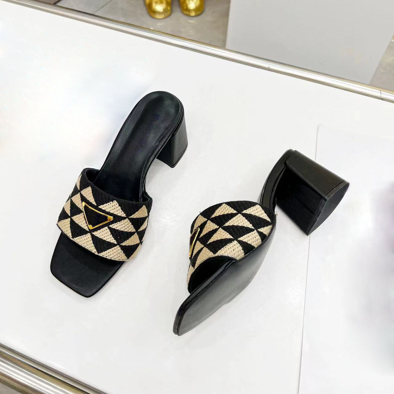 Woman Sandals flip flops for women High quality Stylish Slipper Fashion Classics Slipper Flat shoes Slide EuR 35-42, Black
Woman Sandals flip flops for women High quality Stylish Slipper Fashion Classics Slipper Flat shoes Slide EuR 35-42, Black