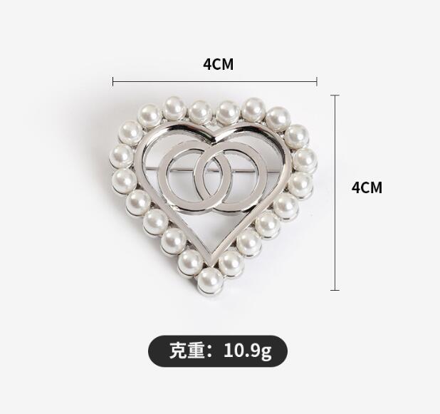 20style Brand Designer C Double Letter Brooches Women Men Couples Heart Luxury Rhinestone Crystal Pearl Brooch Laple Pin Metal Fashion Jewelry Accessories
20style Brand Designer C Double Letter Brooches Women Men Couples Heart Luxury Rhinestone Crystal Pearl Brooch Laple Pin Metal Fashion Jewelry Accessories