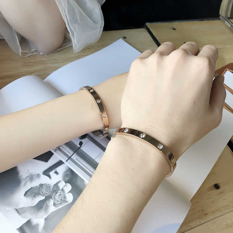 Designer Carti Bracelets Diamond Charm Love bracelet women juste Luxury Bangles 18K rose gold bracelet female minority
Designer Carti Bracelets Diamond Charm Love bracelet women juste Luxury Bangles 18K rose gold bracelet female minority