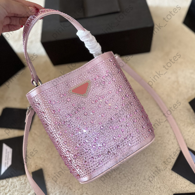 Fashion Nylon Drawstring Handbag Panier Bucket Bag Womens Black Triangle Designer Bags Gold Diamonds Handbag For Women Purse 4 Colors New
Fashion Nylon Drawstring Handbag Panier Bucket Bag Womens Black Triangle Designer Bags Gold Diamonds Handbag For Women Purse 4 Colors New