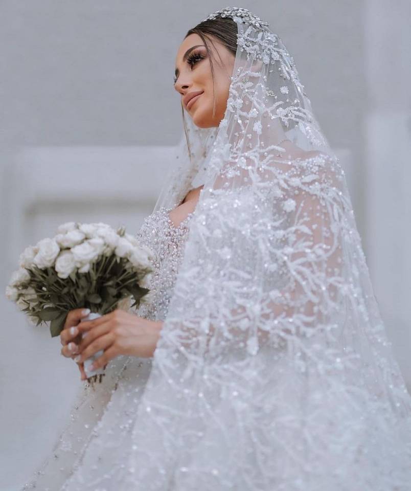 Luxury Ball Gown Wedding Dresses V-neck Off the Shoulder Black Pink Pearls Whole Body Applicants Beaded Court Gown Custom Made Vestidos De Novia