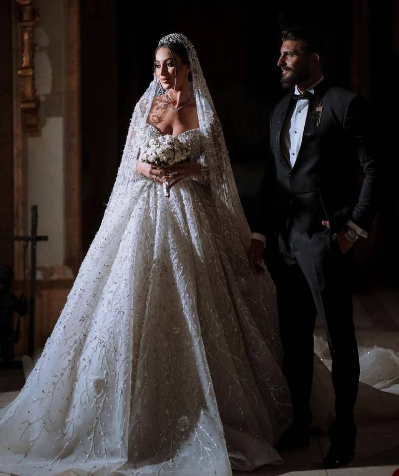 Luxury Ball Gown Wedding Dresses V-neck Off the Shoulder Black Pink Pearls Whole Body Applicants Beaded Court Gown Custom Made Vestidos De Novia