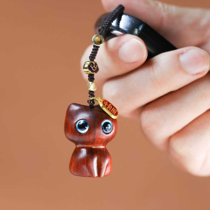 Key Rings New Sandalwood Wooden Cat Keychain Anime Cute Mobile Phone Chain Wooden Pendant Personality Creative Accessories Hand-knitted G230210