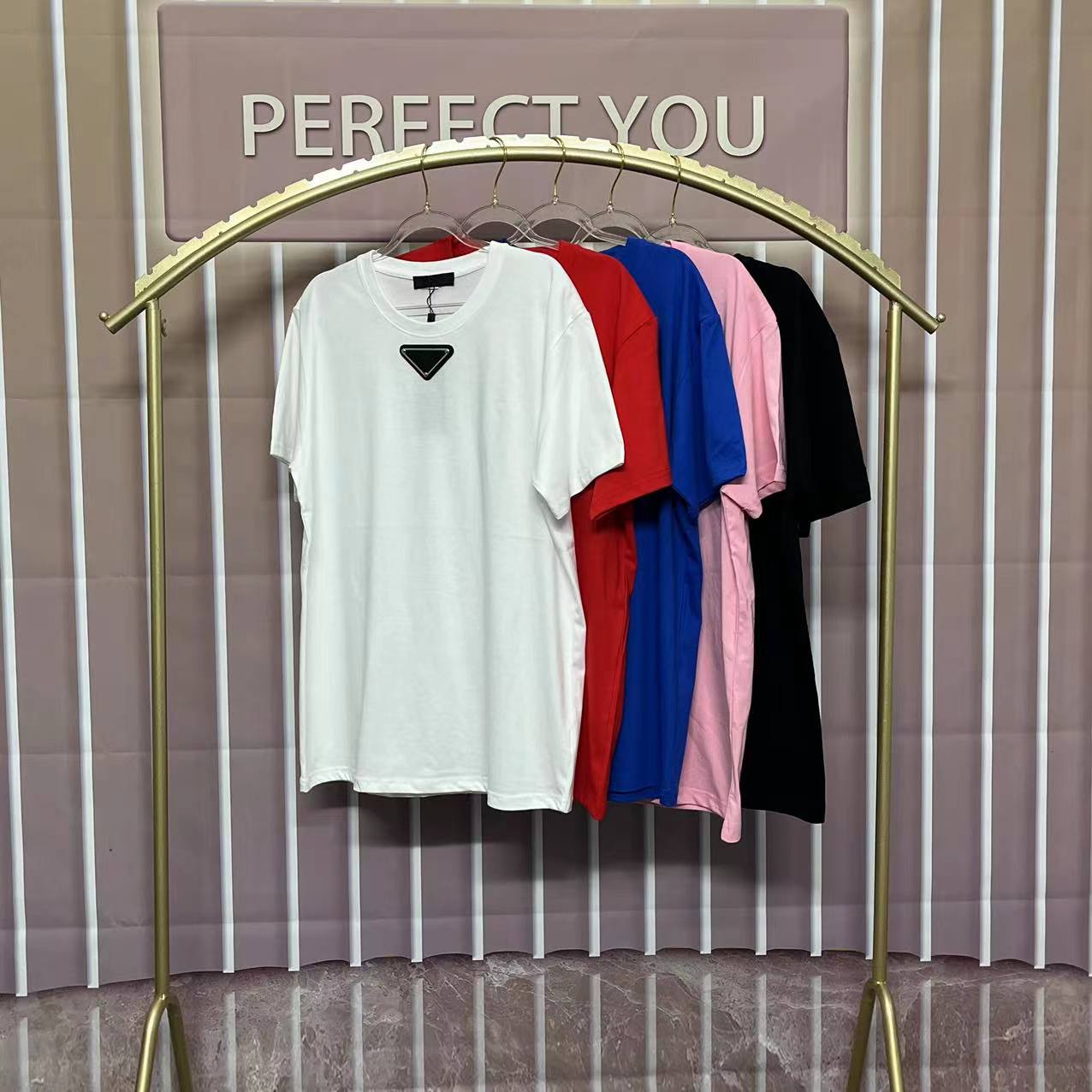 2023 Summer Mens Designer Tees Casual Man Womens Loose Tees With Letters Print Short Sleeves Top Sell Luxury Men T Shirt Five colors Size S-5xl
2023 Summer Mens Designer Tees Casual Man Womens Loose Tees With Letters Print Short Sleeves Top Sell Luxury Men T Shirt Five colors Size S-5xl