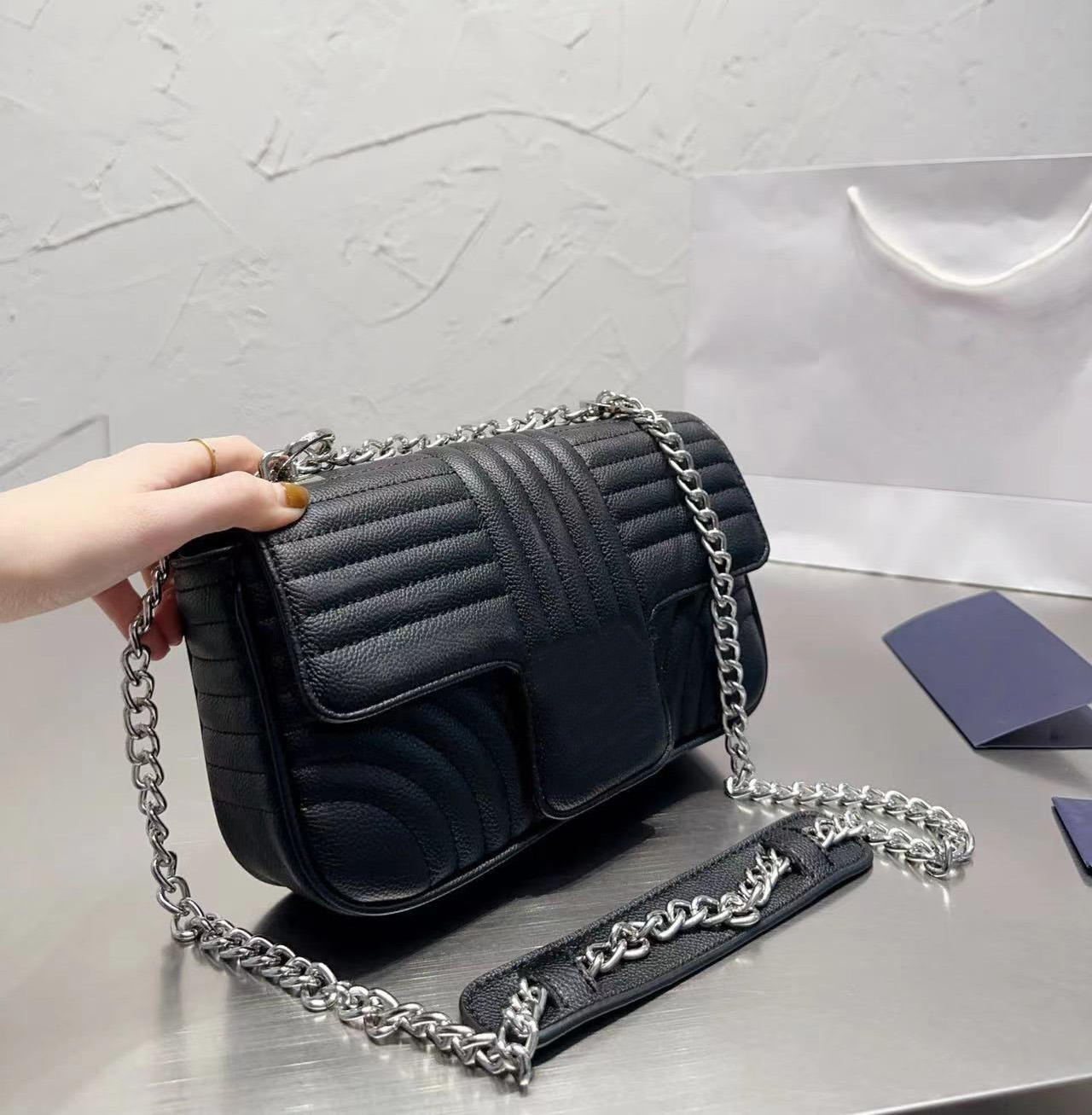 single shoulder bag womens classic fashion versatility medium quilted leather chain bag multiback method shoulder strap can slide, Black
single shoulder bag womens classic fashion versatility medium quilted leather chain bag multiback method shoulder strap can slide, Black