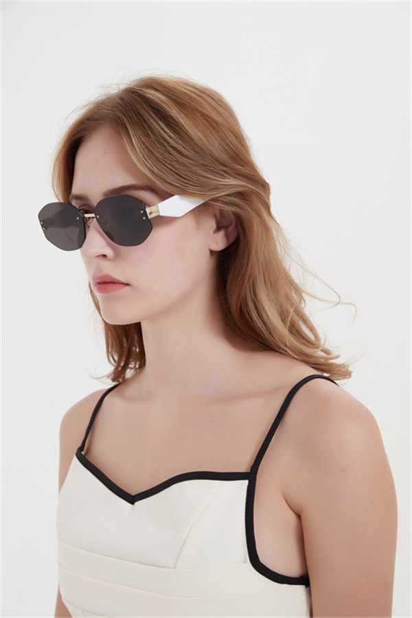 Women's sunglasses luxury summer outdoor sunscreen strap chain fashion frameless polygonal mirror face band case to protect eyes
Women's sunglasses luxury summer outdoor sunscreen strap chain fashion frameless polygonal mirror face band case to protect eyes