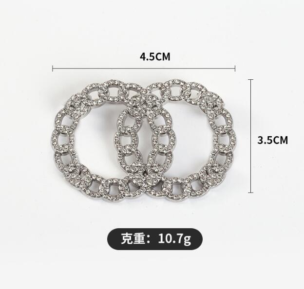 20style Brand Designer C Double Letter Brooches Women Men Couples Heart Luxury Rhinestone Crystal Pearl Brooch Suit Laple Metal Fashion Jewelry Accessories
20style Brand Designer C Double Letter Brooches Women Men Couples Heart Luxury Rhinestone Crystal Pearl Brooch Suit Laple Metal Fashion Jewelry Accessories
