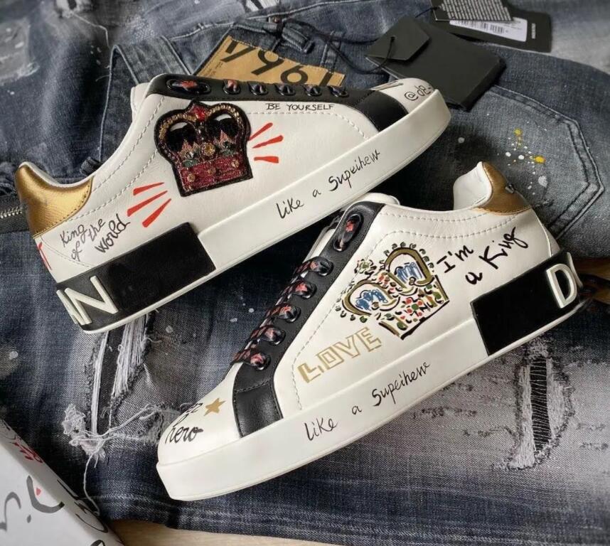 2023 Elegant Brands Sneakers Casual Shoes Men Printed Nappa Calfskin Crown Embroidery Gold-plated Casual Walking Luxurious Trainers Shoes Size 38-46
2023 Elegant Brands Sneakers Casual Shoes Men Printed Nappa Calfskin Crown Embroidery Gold-plated Casual Walking Luxurious Trainers Shoes Size 38-46