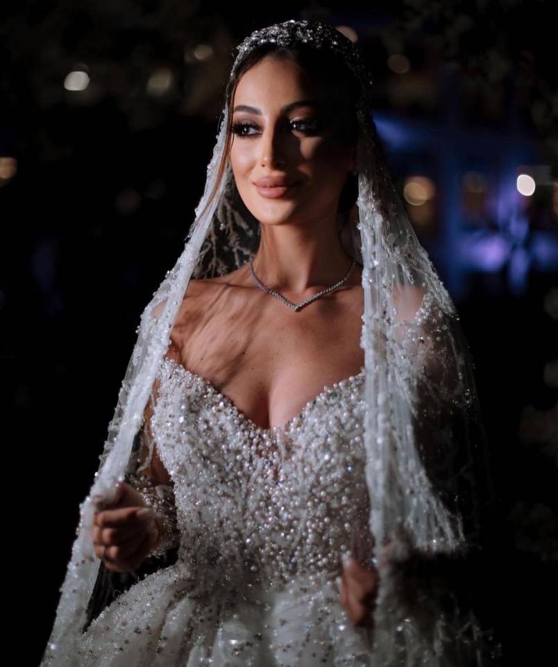 Luxury Ball Gown Wedding Dresses V-neck Off the Shoulder Black Pink Pearls Whole Body Applicants Beaded Court Gown Custom Made Vestidos De Novia