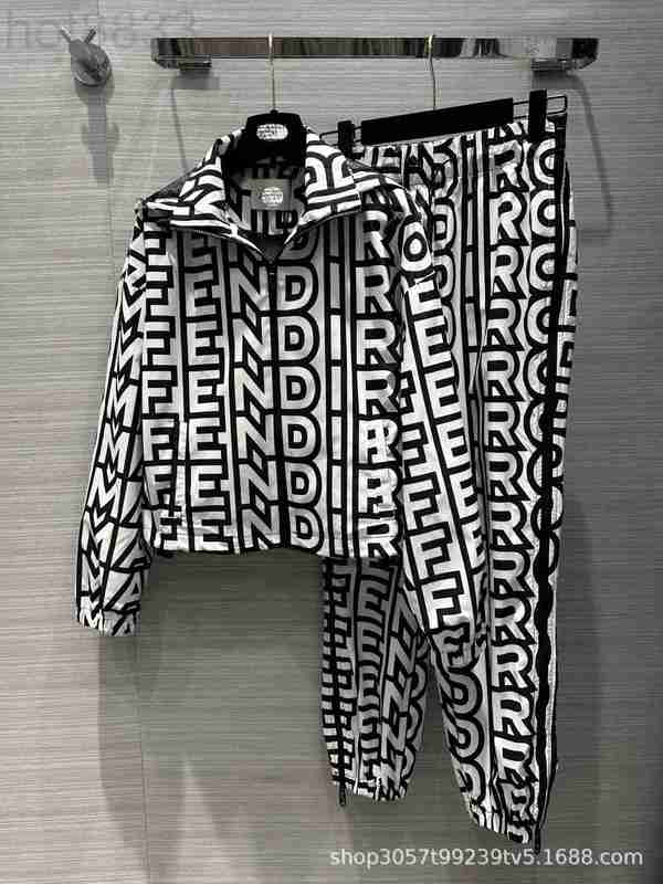 Women' Two Piece Pants Designer Co-branded limited amount amine bag series suit hooded windproof jacket with leggings jogging pants 8MU5, Top suit
Women' Two Piece Pants Designer Co-branded limited amount amine bag series suit hooded windproof jacket with leggings jogging pants 8MU5, Top suit