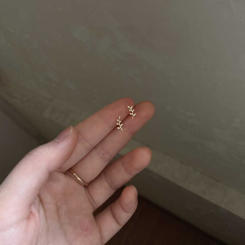 925 Sterling Silver European Style 14k Gold Earrings For Women Simple Olive Branch Leaf Earrings Sweet Cute Student Jewelry
925 Sterling Silver European Style 14k Gold Earrings For Women Simple Olive Branch Leaf Earrings Sweet Cute Student Jewelry