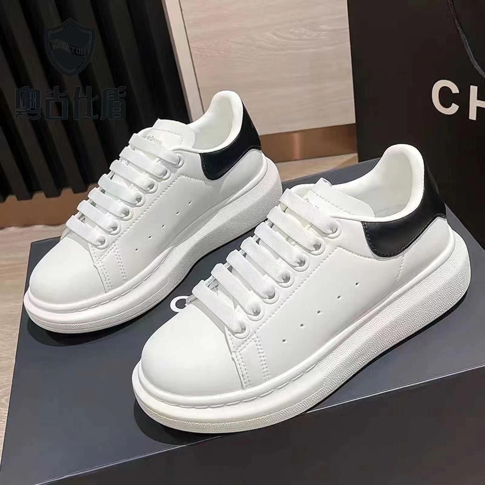 Luxury Leather Man Sneakers Shoes White Black Trainers Famous Brands Comfort Outdoor Trainers Men's Casual Walking
Luxury Leather Man Sneakers Shoes White Black Trainers Famous Brands Comfort Outdoor Trainers Men's Casual Walking
