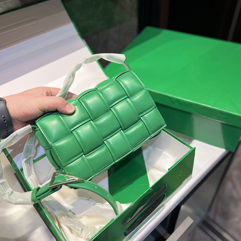 2023 The True Designer's shoulder bag Woven large plaid pillow bag Tofu bag Versatile leather cloud diagonally across small square bags, Plum
2023 The True Designer's shoulder bag Woven large plaid pillow bag Tofu bag Versatile leather cloud diagonally across small square bags, Plum