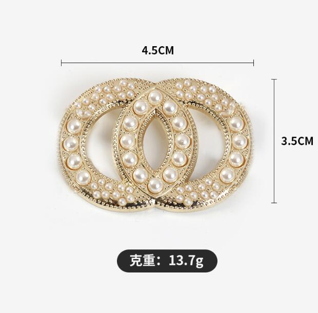 20style Brand Designer C Double Letter Brooches Women Men Couples Heart Luxury Rhinestone Crystal Pearl Brooch Suit Laple Pin Metal Fashion Accessories
20style Brand Designer C Double Letter Brooches Women Men Couples Heart Luxury Rhinestone Crystal Pearl Brooch Suit Laple Pin Metal Fashion Accessories