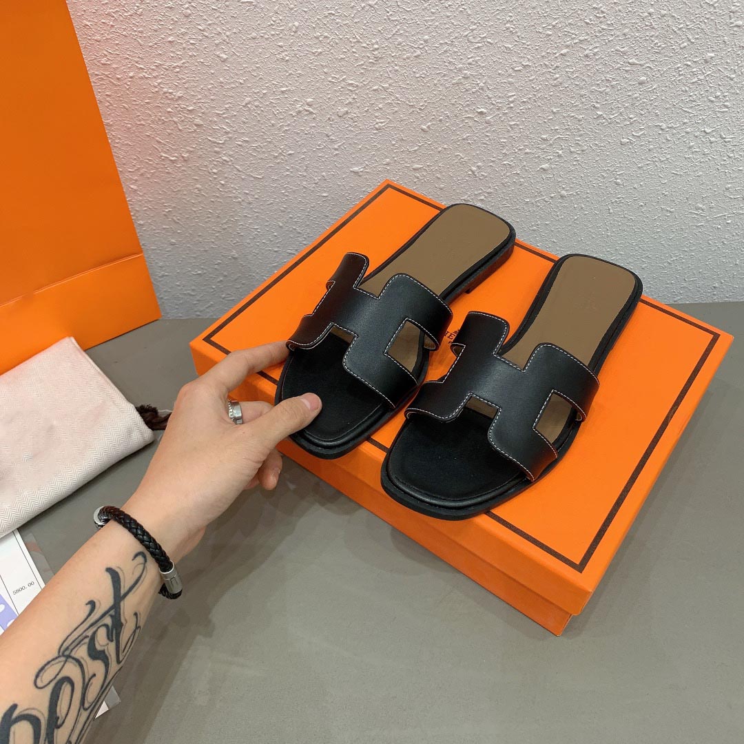 Luxury designer slippers beach Classic Flat woman Summer lady Cartoon Big Head Leather Hotel Bath fashion women shoes Large size 35-41-42
Luxury designer slippers beach Classic Flat woman Summer lady Cartoon Big Head Leather Hotel Bath fashion women shoes Large size 35-41-42