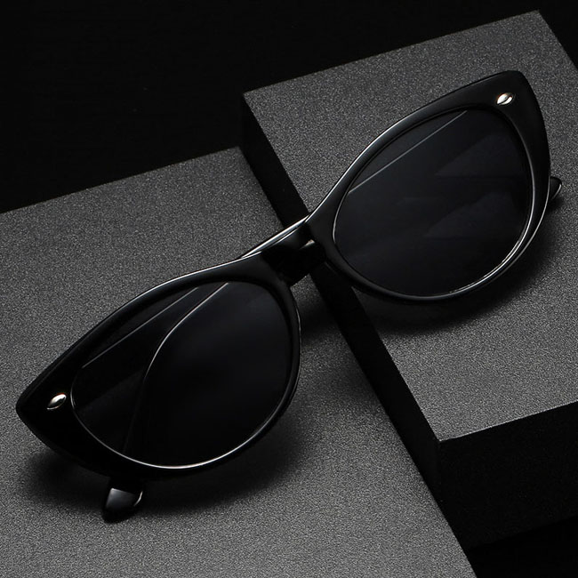 Classic Cat Eye Sunglasses for Women Trendy Designer Sun glasses Outdoor UV400 Protection Shades for Female with Cases
Classic Cat Eye Sunglasses for Women Trendy Designer Sun glasses Outdoor UV400 Protection Shades for Female with Cases