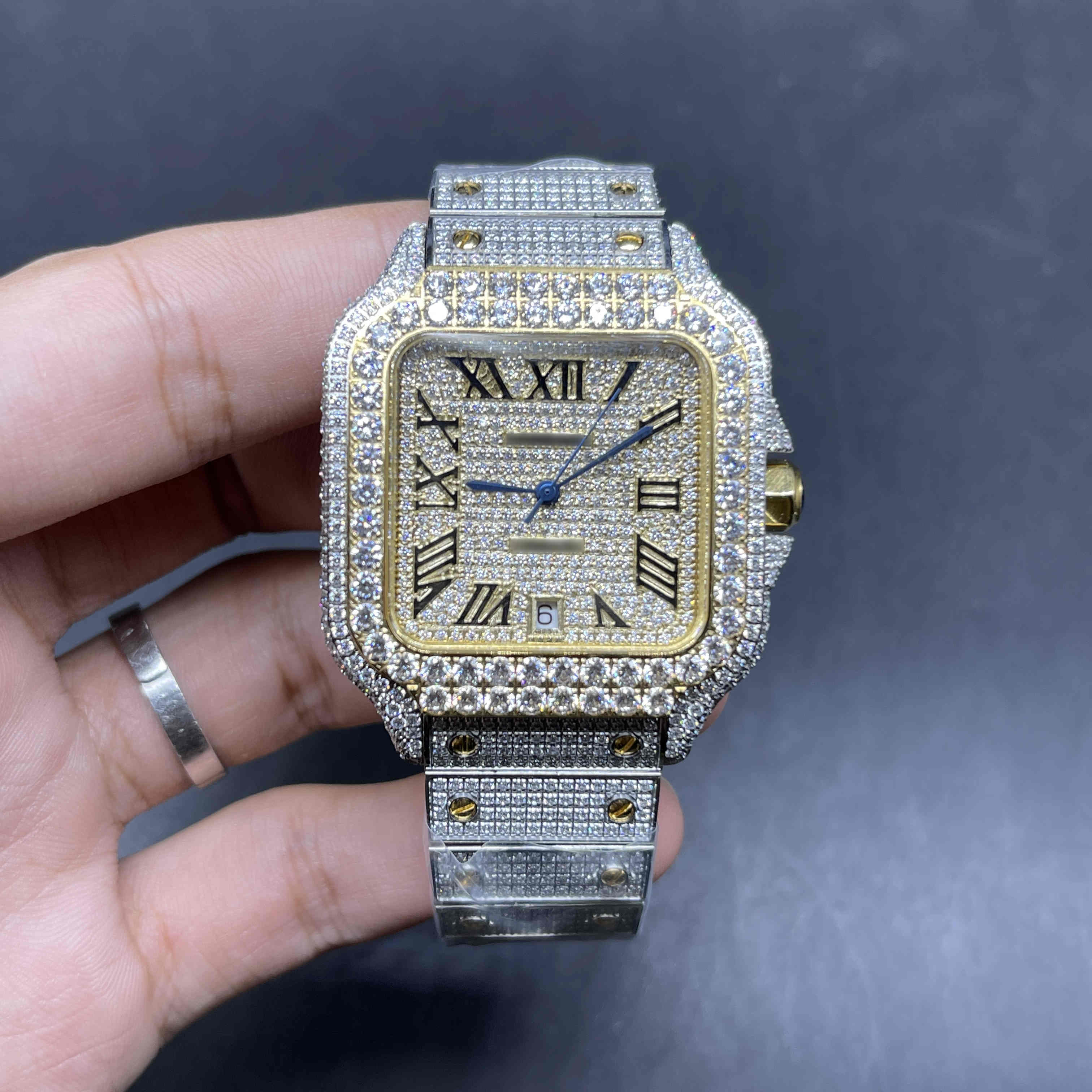 The latest men's diamond watch in 2023 big diamond bezel popular shiny hip-hop watch 2tone gold case automatic movement, Roman numerals
The latest men's diamond watch in 2023 big diamond bezel popular shiny hip-hop watch 2tone gold case automatic movement, Roman numerals