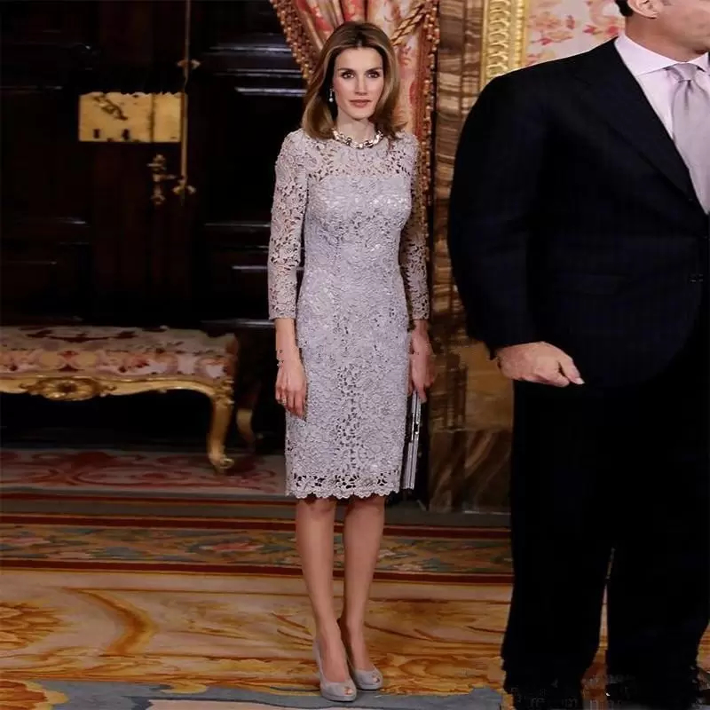 Elegant Knee Length Mother Of The Bride Dresses Sheath Lace Long Sleeves Wedding Party Gowns Jewel Neck Groom Mom Light Gray Formal Evening Wear