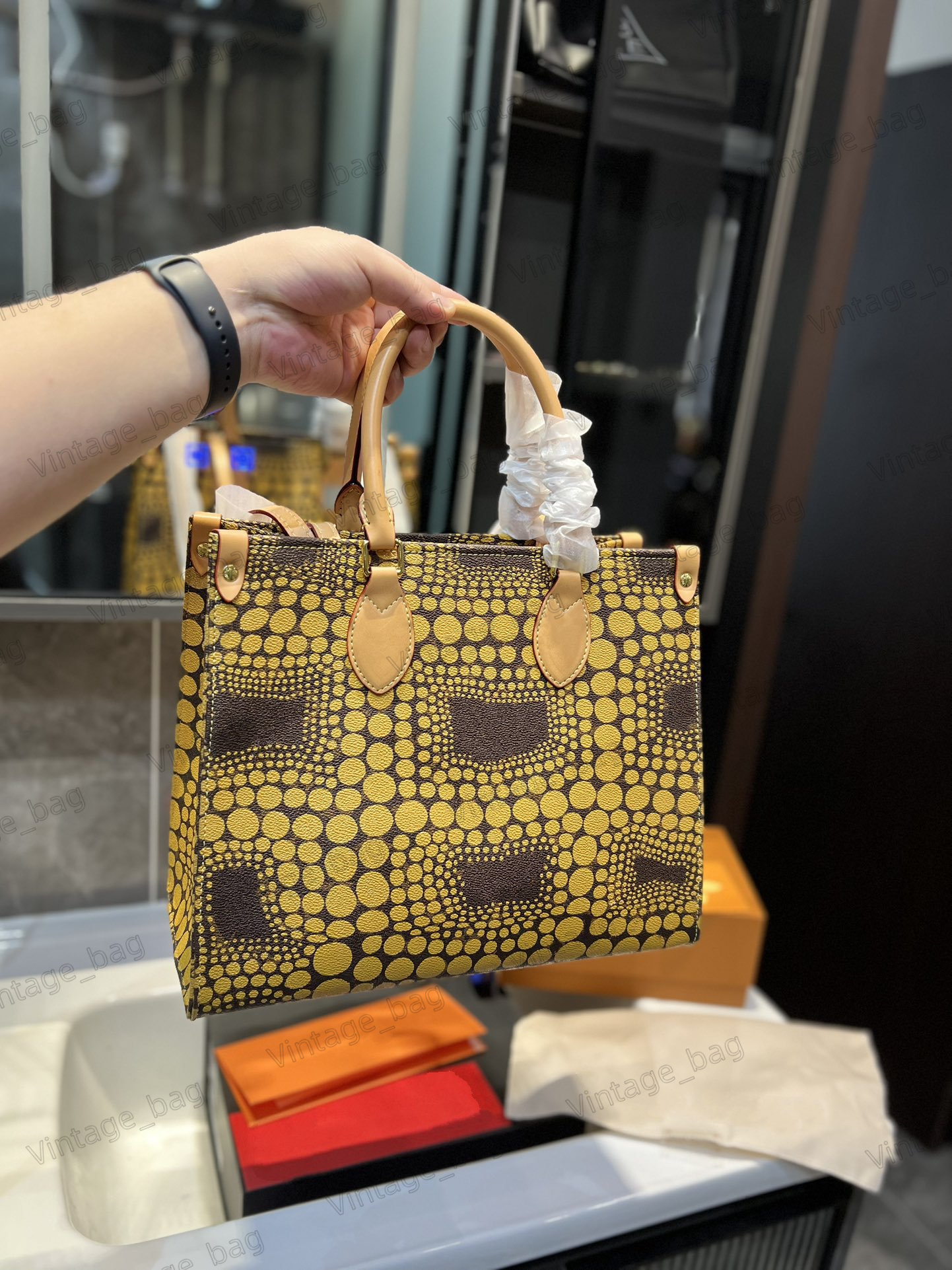 Totes 2023 X Yayoi Kusama Tote Bag Onthego Polka Dots Women Handle Bags Designer 3D Dots print Shoulder Bag
Totes 2023 X Yayoi Kusama Tote Bag Onthego Polka Dots Women Handle Bags Designer 3D Dots print Shoulder Bag