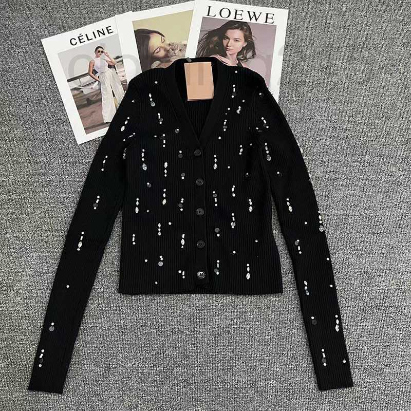 Tees Designer Black knitwear handmade crystal sewing diamond V-neck cardigan coat high-grade feeling temperament sweater autumn and winter new style
Tees Designer Black knitwear handmade crystal sewing diamond V-neck cardigan coat high-grade feeling temperament sweater autumn and winter new style
