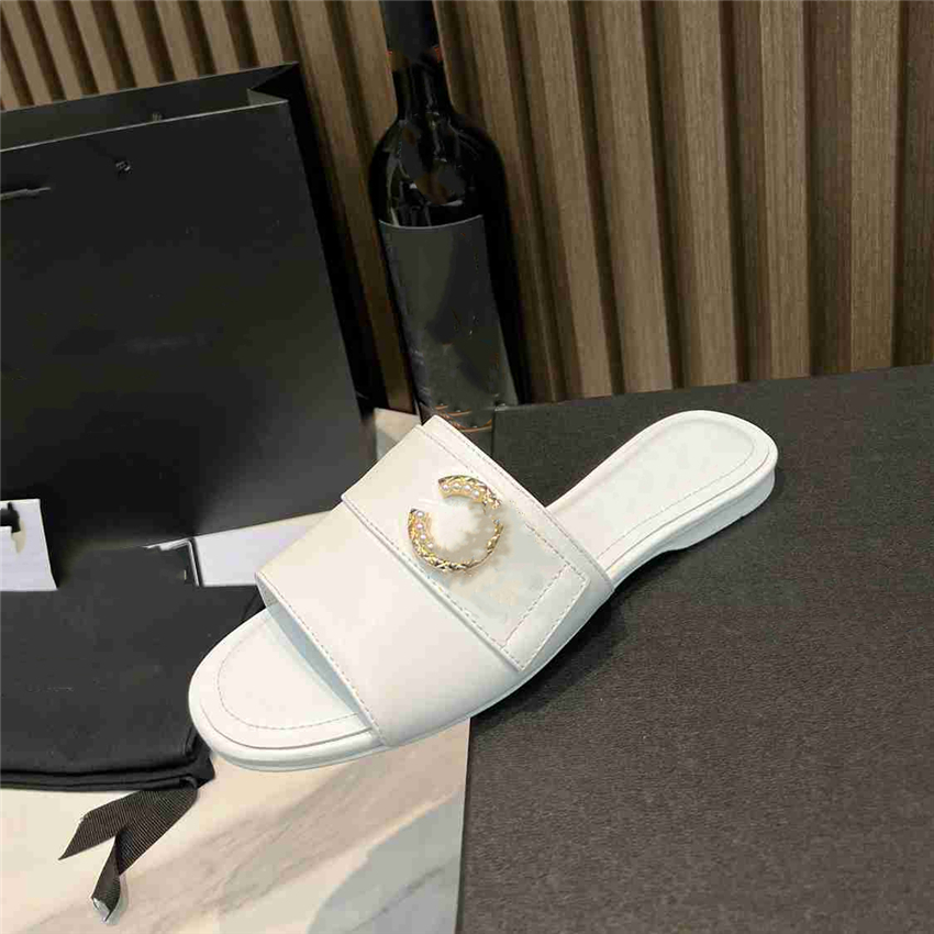 Fashion slippers 2023 Luxury Design Summer Channel Men and Women Flat Shoes Thick Sole Leather Rubber Letter Logo Casual Cartoon Slippers 04-013
Fashion slippers 2023 Luxury Design Summer Channel Men and Women Flat Shoes Thick Sole Leather Rubber Letter Logo Casual Cartoon Slippers 04-013