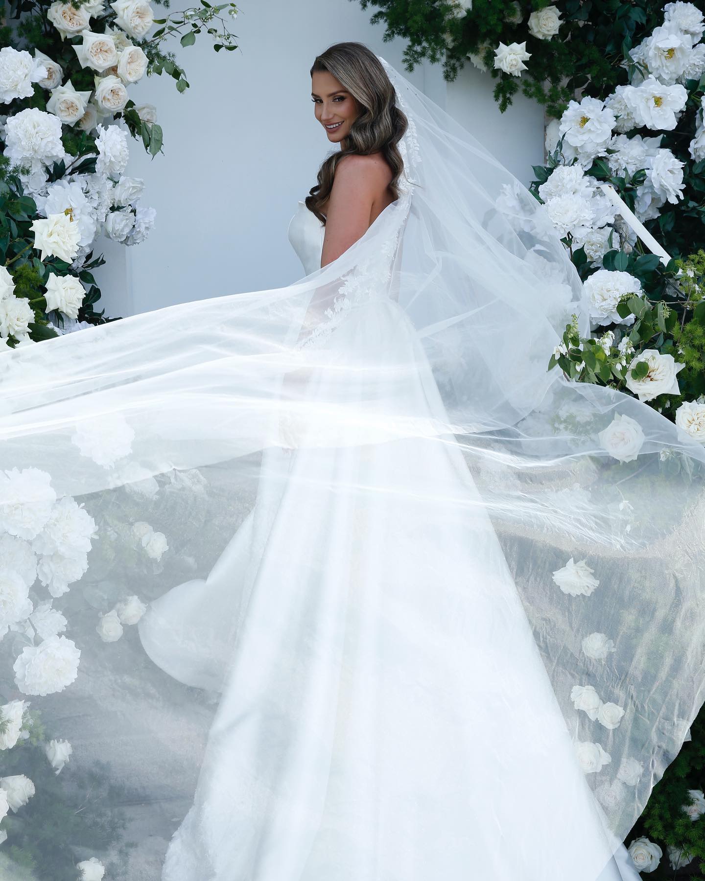 Fabulous Mermaid Wedding Dresses Lace Appliqued Bridal Gowns Strapless Necke With Detachable Train Satin Plus Size Vestido De Novia