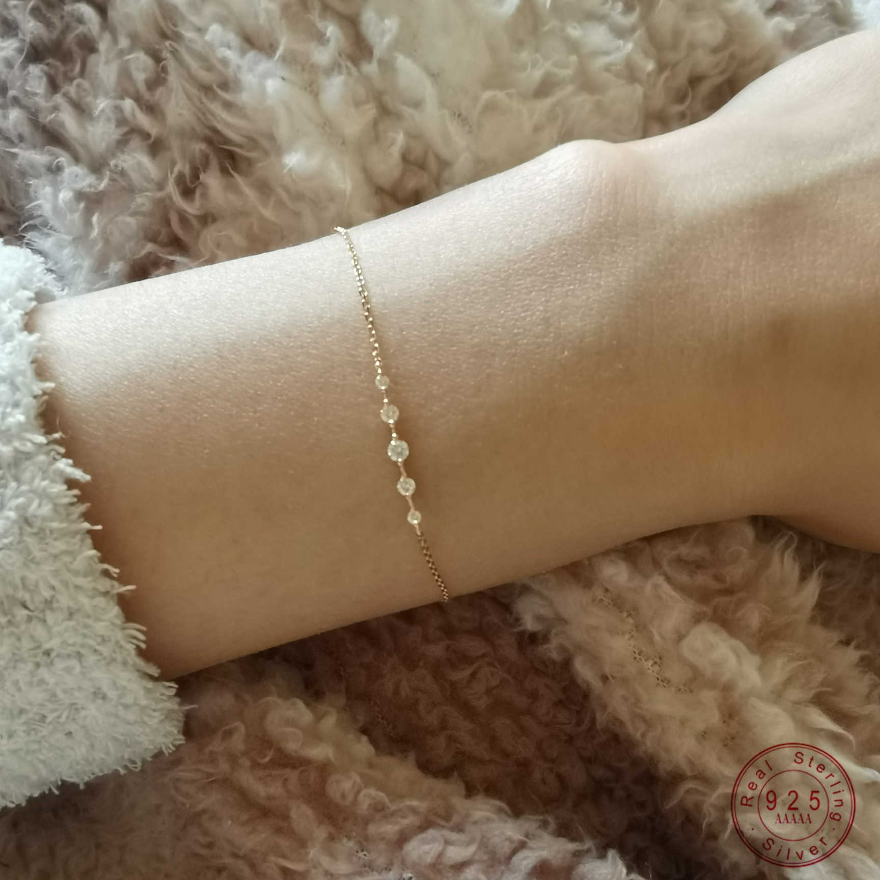 Korean Simple Exquisite Shiny Zircon 925 Sterling Silver Bracelet for Women Elegant Jewelry Accessories
Korean Simple Exquisite Shiny Zircon 925 Sterling Silver Bracelet for Women Elegant Jewelry Accessories