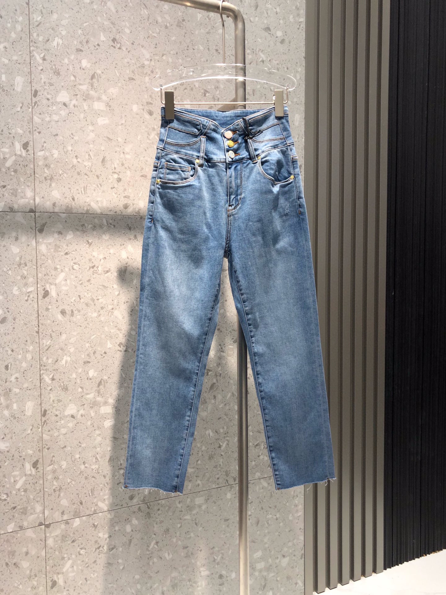 2023 Designer jeans women's new mid-high-waist straight joker jeans lotus leaf trouser leg fashion letter decoration leisure. C7
2023 Designer jeans women's new mid-high-waist straight joker jeans lotus leaf trouser leg fashion letter decoration leisure. C7