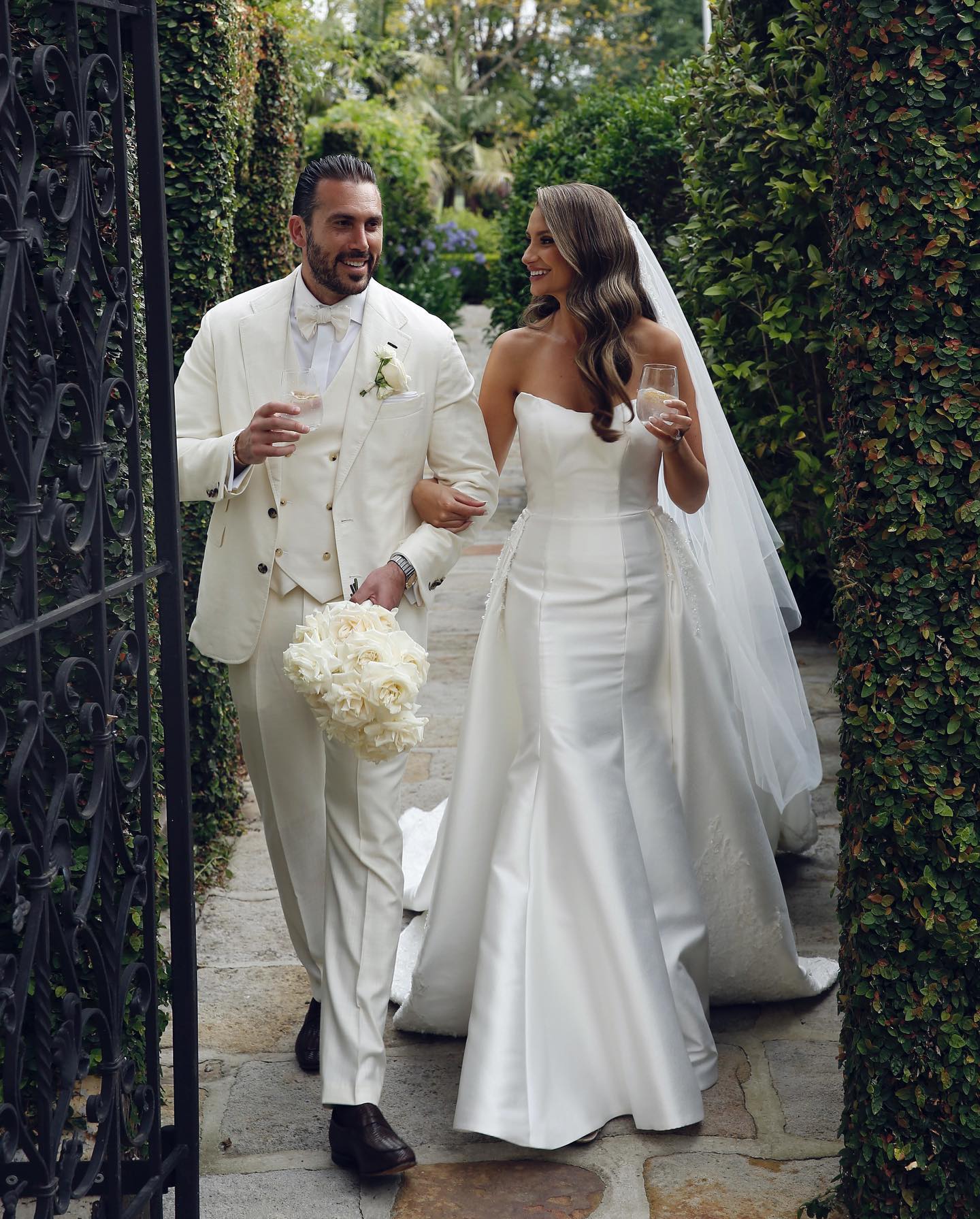 Fabulous Mermaid Wedding Dresses Lace Appliqued Bridal Gowns Strapless Necke With Detachable Train Satin Plus Size Vestido De Novia